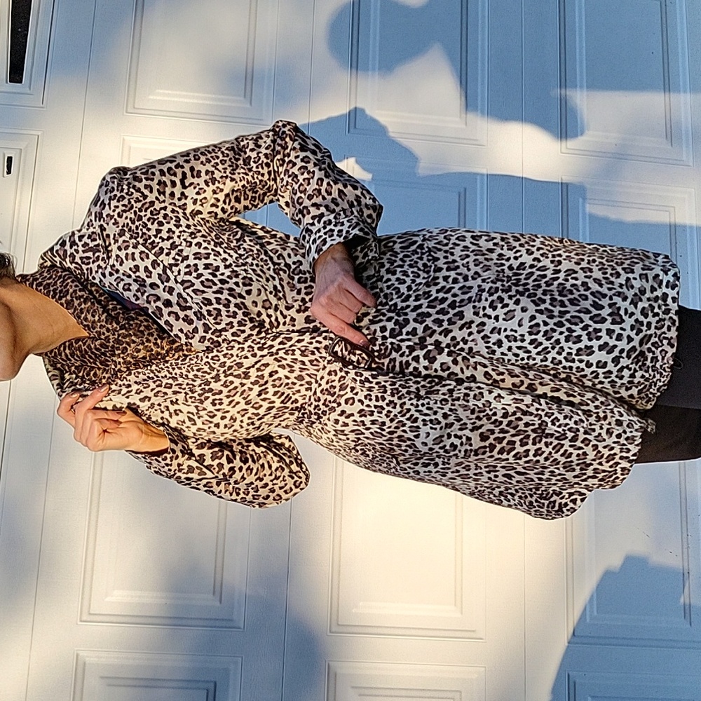 NWOT Leopard Print Trenchcoat! BONUS Carry-case or clutch purse! M